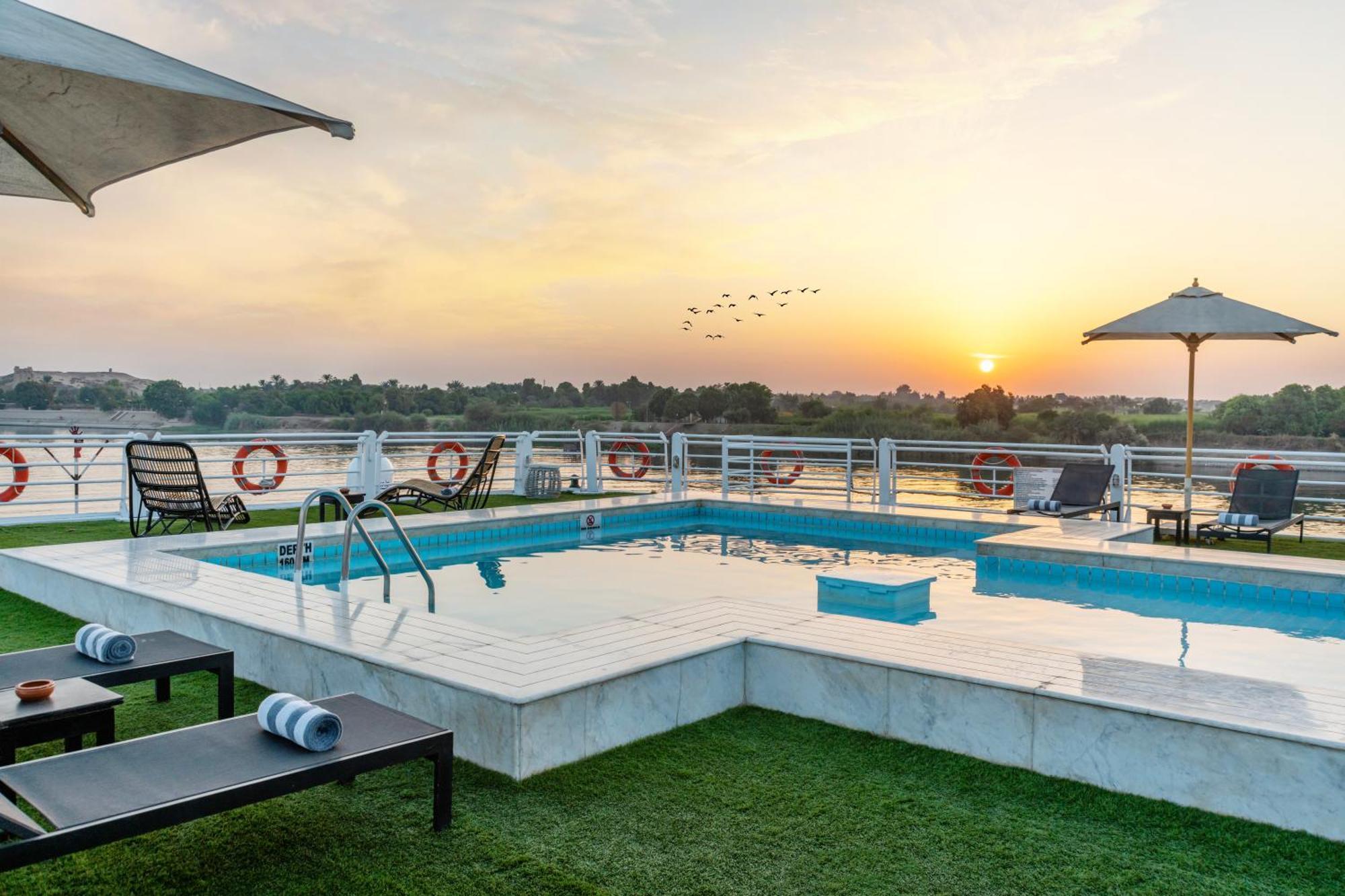 Hotel Moevenpick Ms Sunray Luxor Exterior foto